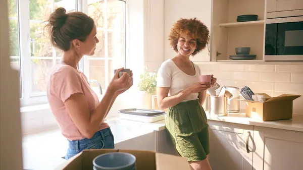 Två Kvinnliga Vänner Eller Samma Kön Par Tar Kaffe Paus — Stockfoto