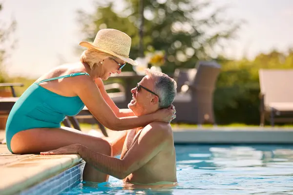 Kochająca Para Seniorów Wakacjach Noszenie Kostiumów Kąpielowych Relaks Przez Hotelowy — Zdjęcie stockowe