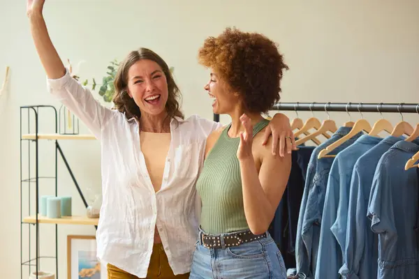 Duas Mulheres Amigas Comemorando Sucesso Por Seus Negócios Moda Line — Fotografia de Stock