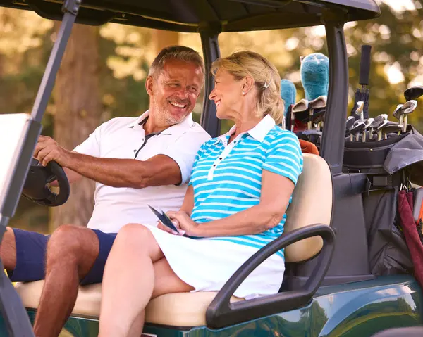 Seniorenpaar Sitzt Buggy Auf Golfplatz Und Markiert Punktekarte — Stockfoto
