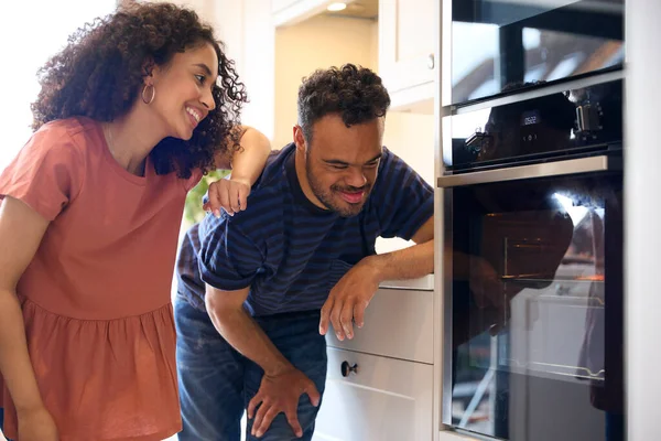 Couple Home Man Syndrome Woman Watching Pizza Bake Oven Kitchen — Stock Photo, Image