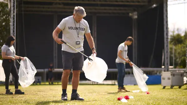 Gönüllüler Açık Hava Etkinliğinden Sonra Çöp Topluyorlar Konser Veya Müzik — Stok fotoğraf