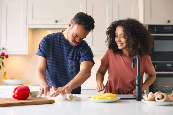 Couple Home Man Syndrome Woman Rolling Dough Pizza Kitchen Together — Stock Photo, Image