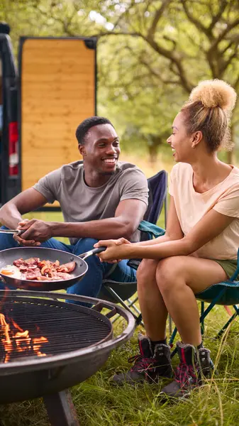Couple Camping Countryside Cooking Bacon Eggs Breakfast Outdoors Fire — Stock Photo, Image