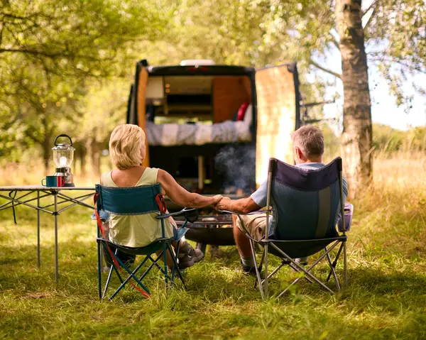 Visão Traseira Casal Sênior Amoroso Acampando Campo Com Segurando Mãos — Fotografia de Stock