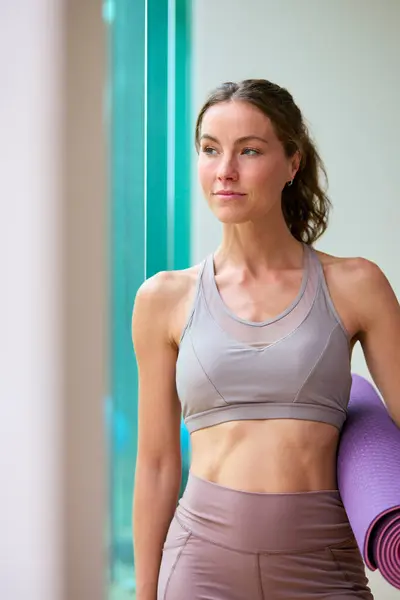 Portret Van Een Vrouw Dragen Gym Kleding Gym Yoga Studio — Stockfoto