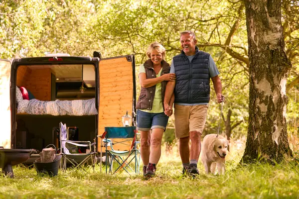Senior Par Camping Landet Med Tar Labrador Hund För Promenad — Stockfoto