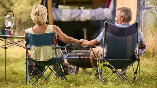 Widok Tyłu Kochająca Para Seniorów Camping Wsi Trzymając Się Ręce Zdjęcie Stockowe