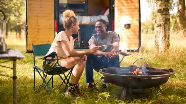 Paar Campt Auf Dem Land Mit Wohnmobil Toasten Marshmallows Freien — Stockfoto