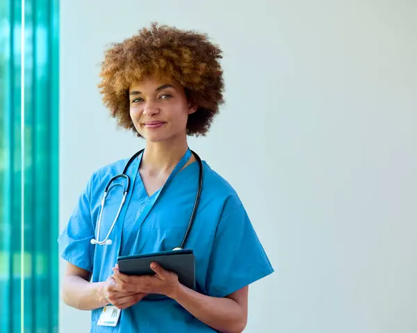 Retrato Una Doctora Sonriente Usando Exfoliantes Con Tableta Digital Hospital — Foto de Stock