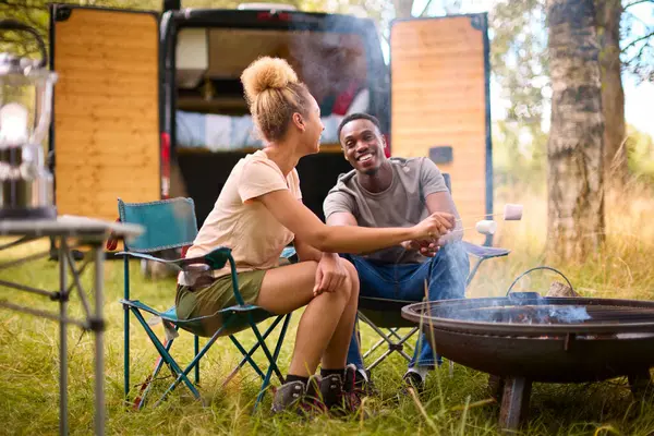 Couple Camping Dans Campagne Avec Grillage Guimauves Plein Air Feu — Photo