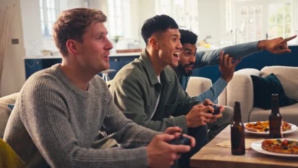Ομάδα Ενθουσιασμένοι Άνδρες Φίλους Gaming Στο Σπίτι Στο Σαλόνι Πίτσα — Αρχείο Βίντεο