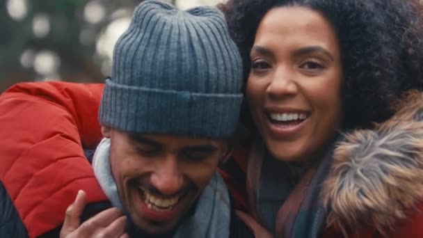 Retrato Pareja Cariñosa Con Abrigos Bufandas Abrazándose Frío Paseo Nublado — Vídeos de Stock