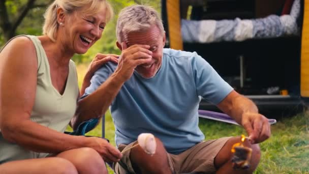 Yaşlı Emekli Çift Karavanda Kamp Kuruyor Açık Havada Lokum Kızartıyorlar — Stok video