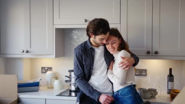 Milující Pár Objímání Kuchyni Nového Domova Jak Vybalují Krabice Stěhování — Stock video