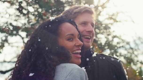 雪の中で外に立っている冬のコートを着た若い友人のグループとのカップルの肖像画 テイクアウェイホットチョコレートドリンク スローモーションで撮影 — ストック動画