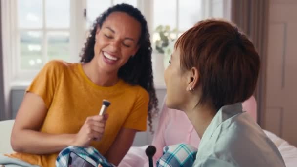 Teman Teman Perempuan Rumah Memiliki Rekaman Video Yang Menyenangkan Telepon — Stok Video
