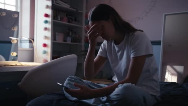 Deprimida Adolescente Sentada Cama Casa Mirando Los Mensajes Acoso Teléfono — Vídeos de Stock