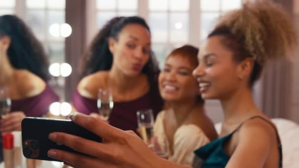 Freundinnen Posieren Hause Mit Champagner Für Ein Selfie Auf Dem — Stockvideo