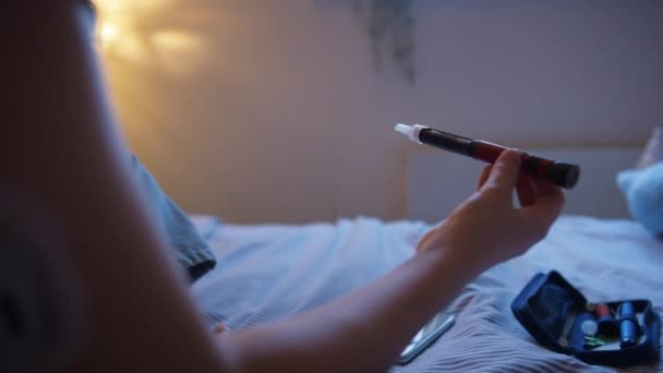 Zbliżenie Diabetyczna Dziewczyna Siedzi Łóżku Domu Sprawdzanie Poziomu Insuliny Aplikacji — Wideo stockowe