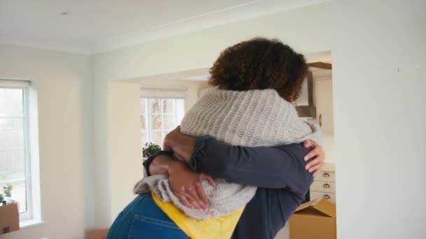Ενθουσιασμένο Ζευγάρι Αγκαλιάζει Καθώς Ξεπακετάρει Κουτιά Νέο Σπίτι Την Ημέρα — Αρχείο Βίντεο