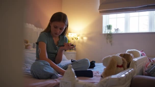 糖尿病の治療としてインスリンペンで自分自身を注射自宅でベッドに座っている十代の少女 — ストック動画