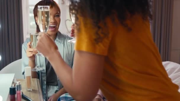 Grupo Amigas Casa Colocando Maquiagem Espelho Comemorando Com Beber Champanhe — Vídeo de Stock
