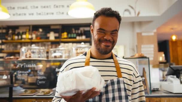 Potret Pria Yang Tersenyum Dengan Syndrome Yang Bekerja Toko Makanan — Stok Video