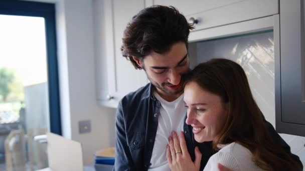 新しい家のキッチンで抱擁する愛するカップルは 一緒に移動するボックスをアンパックします スローモーションで撮影 — ストック動画