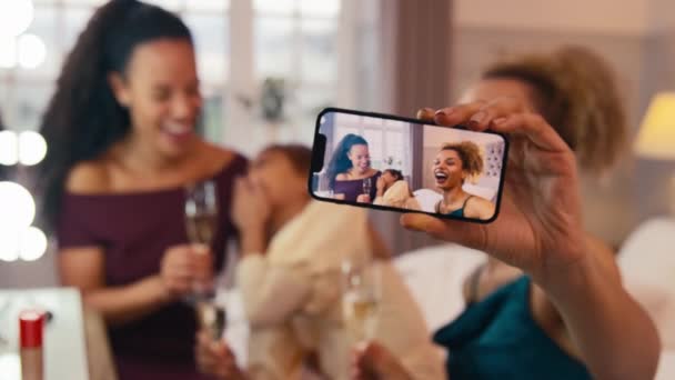 Amigos Femininos Casa Com Champanhe Posando Para Selfie Celular Preparando — Vídeo de Stock