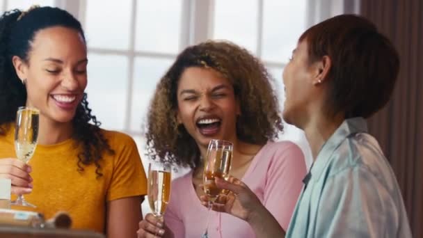 自宅の女性の友人のグループは 夜の前にシャンパンを作ったり飲んだりする スローモーションで撮影 — ストック動画