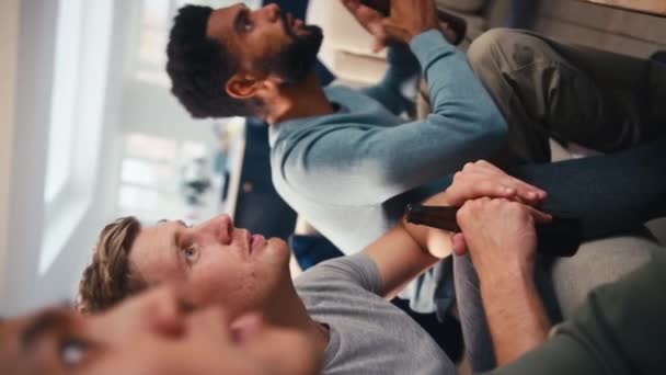 Vídeo Vertical Grupo Amigos Masculinos Desapontados Casa Lounge Assistindo Esportes — Vídeo de Stock