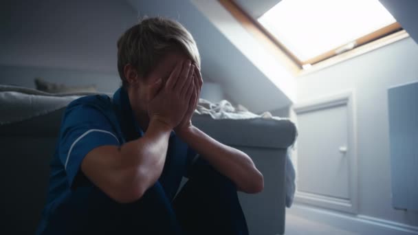 Ongelukkig Tranen Vrouw Dragen Verpleegkundigen Uniform Zittend Slaapkamer Vloer Thuis — Stockvideo