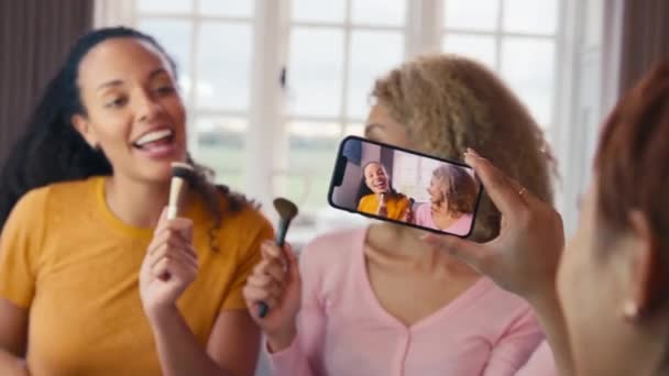 Teman Teman Perempuan Rumah Memiliki Rekaman Video Yang Menyenangkan Telepon — Stok Video
