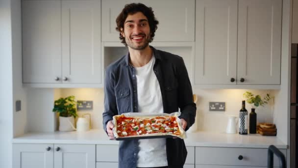 Mutfakta Elinde Fırın Için Taze Pizza Tutan Gülümseyen Genç Adamın — Stok video