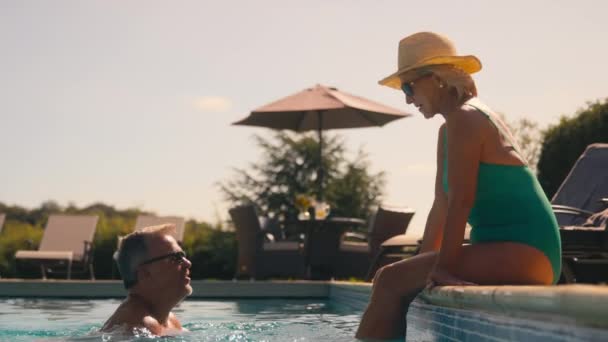 Starší Pár Dovolené Mužem Plavat Ženě Sedící Okraji Hotelového Bazénu — Stock video