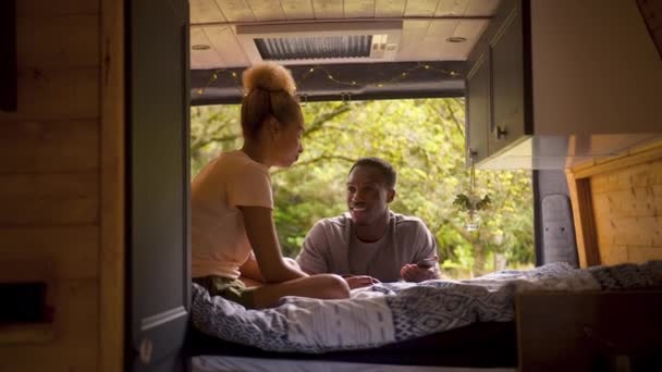 Couple Profitant Camping Campagne Relaxant Intérieur Regardant Téléphone Mobile Ensemble — Video