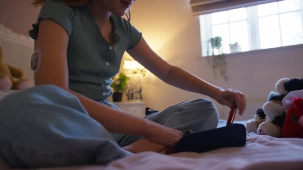 Genç Bir Kızın Evde Yatağında Oturup Diyabet Tedavisi Için Kendine — Stok video