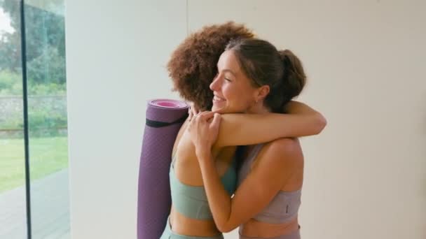 Dos Amigas Que Reúnen Abrazan Gimnasio Estudio Yoga Para Hacer — Vídeos de Stock