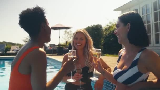 Drie Volwassen Vriendinnen Dragen Zwemkleding Buiten Het Zwembad Champagne Drinken — Stockvideo