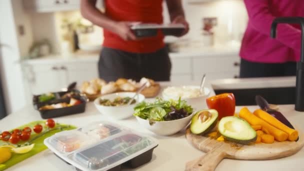 Paar Der Küche Fitnesskleidung Das Voraus Gesunde Mahlzeiten Für Den — Stockvideo