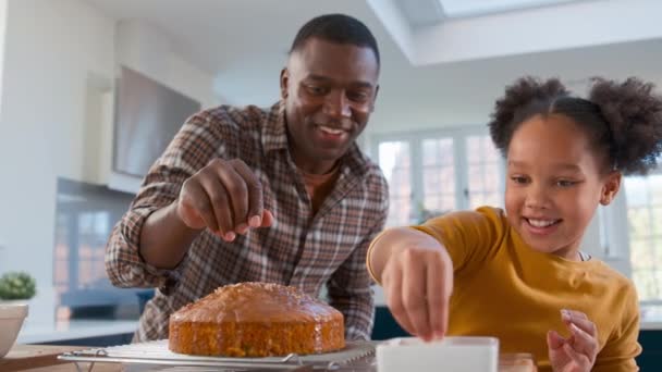 爸爸和女儿在家里的厨房里烤着用砂糖洒装饰的自制蛋糕 慢镜头拍摄 — 图库视频影像