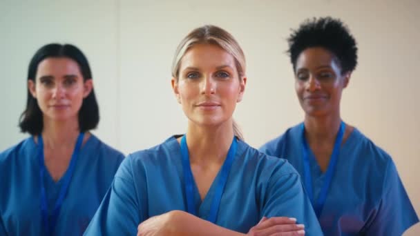 病院でスクラブを着用した成熟した多文化女性医療チームの笑顔の肖像画 ゆっくりとした動きで撮影 — ストック動画