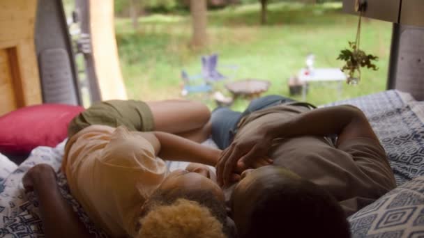 Çiftler Kırsal Kesimde Kamp Yapmaktan Zevk Alıyorlar Karavanın Içinde Birlikte — Stok video