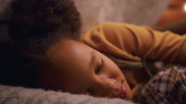 Κορίτσι Στο Σπίτι Κοιμάται Μέσα Εσωτερική Σκηνή Κατασκήνωση Νύχτα Πυροβόλησε — Αρχείο Βίντεο