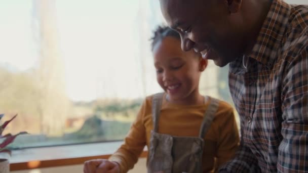 Apa Otthon Lányával Társalgóban Játszik Játék Segítségével Digitális Tabletta Lelassult — Stock videók