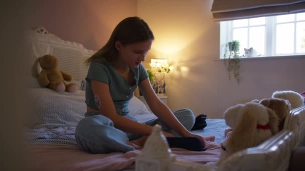 Εφηβική Κοπέλα Που Κάθεται Στο Κρεβάτι Στο Σπίτι Και Κάνει — Αρχείο Βίντεο