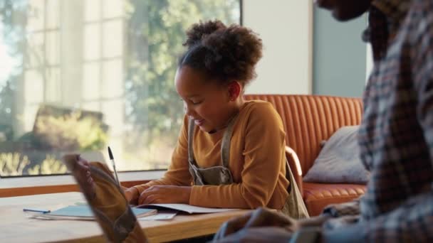 Vater Hause Arbeitet Laptop Mit Tochter Aufenthaltsraum Während Sie Hausaufgaben — Stockvideo