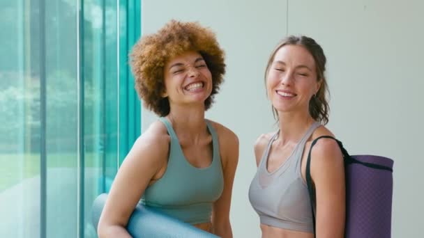 Potret Dua Wanita Tersenyum Mengenakan Pakaian Olahraga Gym Atau Studio — Stok Video