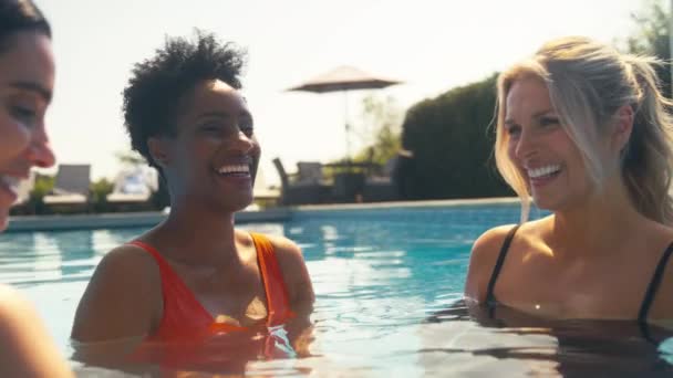 Drie Volwassen Vrouwelijke Vrienden Dragen Zwemkleding Buiten Het Zwembad Spa — Stockvideo